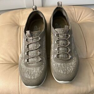 Skechers air cooled, memory foam